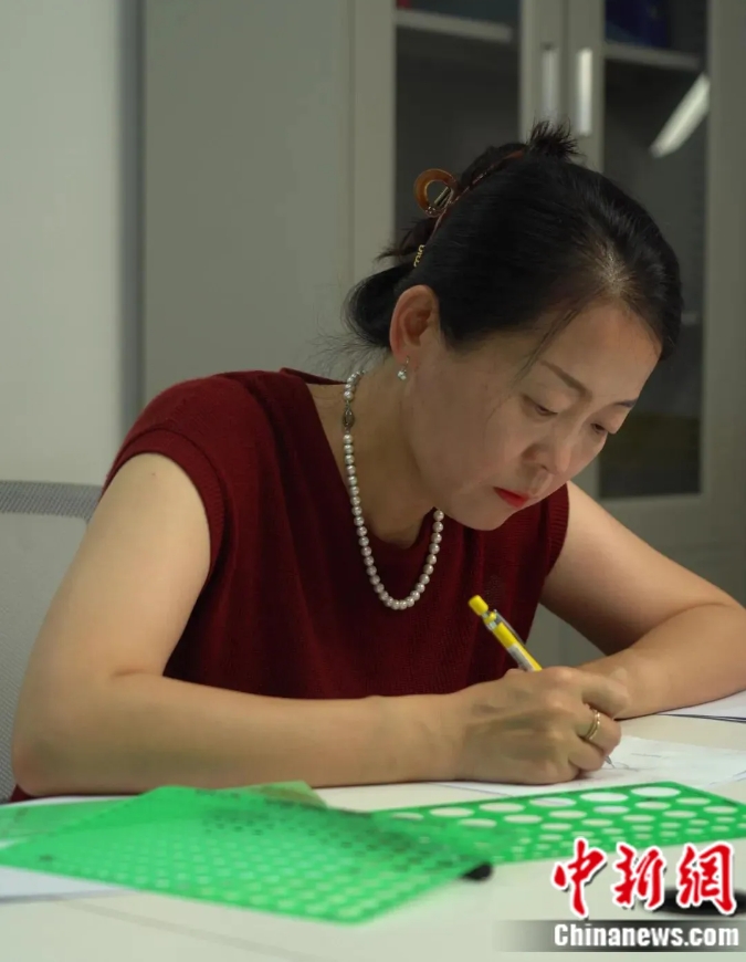 陪陈梦夺冠的翡翠吊坠藏着哪些玄机？设计师揭