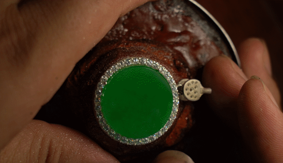 陪陈梦夺冠的翡翠吊坠藏着哪些玄机？设计师揭