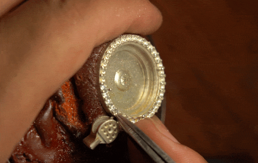 陪陈梦夺冠的翡翠吊坠藏着哪些玄机？设计师揭